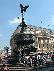 Shaftesbury Memorial (en) à Piccadilly Circus, Londres. C'est l'une des premières sculptures fondues en aluminium.