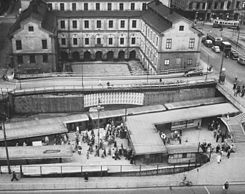 Vänster: Ryssgården 1952 med slutstation för tunnelbanan, höger: Ryssgården 2005 med Stadsmuseet i Stockholm i bakgrunden.