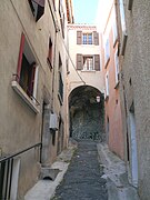 Rue avec passage voûtée.