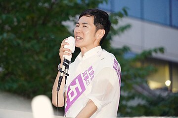 Shinji Ishimaru giving a speech in front of Yurakucho Itocia.