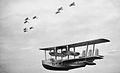 Singapore III du No. 205 Squadron RAF, en vol sous trois formations « vic » de bombardiers-torpilleurs Vickers Vildebeest du No. 100 Squadron RAF. Les deux unités étaient basées à Seletar, à Singapour.