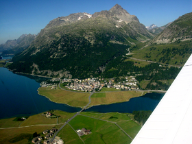 Le piz Polaschin à côté de la route qui mène au col du Julier