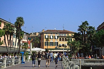 Plaza Carducci (Piazza Carducci)