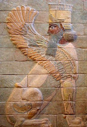 תבליט של ספינקס מארמון דריווש הראשון בעיר שושן, מוצג במוזיאון הלובר. הספינקס הוא יצור מיתולוגי המתואר כשילוב של אריה עם ראש אדם, בעל כנפיים.