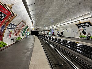 Les quais de la station, vus en direction de Châtelet.