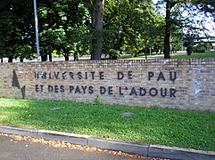 L'entrée sud de l'université.