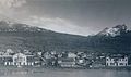 Ushuaia en 1930 con la casa de gobierno (izquierda) y la Casa Ramos (derecha).