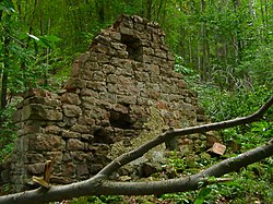 Mauerrest der Hofruine Weilach