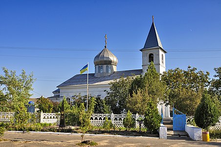 Svenska kyrkan i Gammalsvenskby. Kyrkan på bilden är den gamla svenska protestantiska, men ombyggd med en lökkupol på kyrkskeppet för att kunna fungera även som ortodox helgedom.