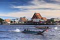 Sous le ciel bleu, vue du fleuve Chao Phraya en 2013