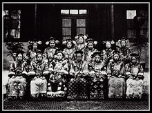 Princess Rongshou with court ladies