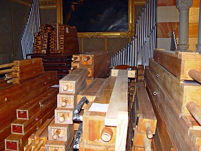 חלילי עץ ומתכת של עוגב בתהליך שיפוץ – כנסיית אוגוסטה ויקטוריה בירושלים, 2009