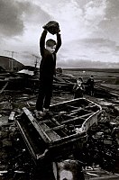 'Boy Destroying Piano' gan Philip Jones Griffiths, tua.1961