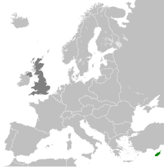 Cyperns läge i Medelhavet under 1930-talet, med Cypern i mörkgrön färg och Storbritannien i mörkgrå färg