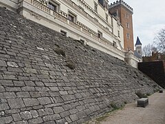 Photographie en couleurs d'un mur et d'un château.