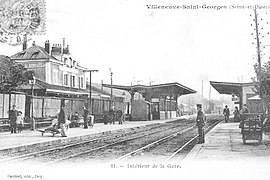 Vue premier bâtiment voyageurs depuis l’intérieur de la gare.