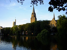 Vue de l'église Sainte-Croix d'Ixelles, depuis l'étang