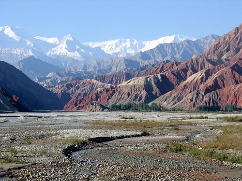 Kongur Tagh (left) and Kongur Tiube (slightly to the right) as seen from the Karakoram Highway