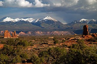 Die La Sal Mountains vom Arches-Nationalpark aus gesehen