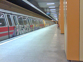 Une rame de métro à quai dans la station