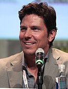 Michael Trucco interprète Rufus Griswold.