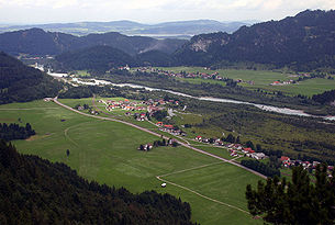 Blick auf Musau (diesseits des Lechs) und Unter-Pinswang (jenseits des Lechs) von der „Achsel“ (~ 1150 m)