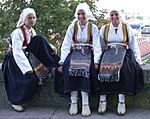 Bosnienkroatiskor i traditionella dräkter (Neum)