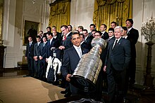 Photographie du président Obama avec l'équipe 2008-09 et la Coupe Stanley