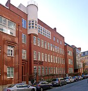 À gauche l'institut de biologie physico-chimique et, au fond, l'Institut de géographie.