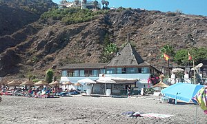 Chiringuito con espacio de tumbonas en la playa de Peñoncillo (Torrox, Málaga)