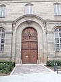 Porte du couvent XVIIIe au sud de la basilique place de l'abbaye.