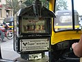 Taxímetro mecânico de um tuk-tuk, em Mumbai.