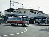 Ostausgang während des Bahnhofumbaus; der Bus fährt vom und zum Isuzu-Werk (1988)