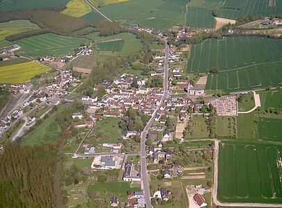 vue aérienne des maison du bourg du village de Villeloin