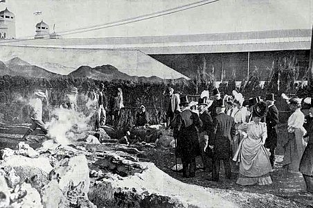 Photo de personnages devant une installation de plein air.