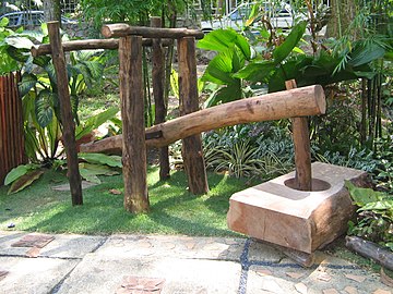 Mortier et pilon mécanique (Malaisie)