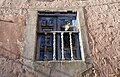 Detalle de ventana-balcón en la fachada de una casa de Tormón (Teruel), muestra de arquitectura vernácula (2017).