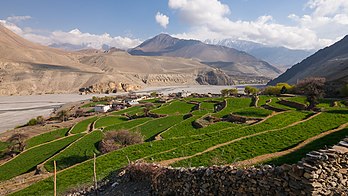 Paysage de la vallée de la Kali Gandaki dans le district de Mustang, au nord du massif de l'Annapurna (Népal). (définition réelle 4 608 × 2 592)