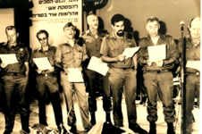 מקהלת חברי המטה הכללי בעצרת צה"ל לציון עשרים שנה למלחמת ששת הימים - יוני 1987.[ח]