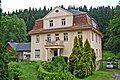 Wohnhaus mit Veranda und Garten