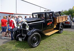 Pickup avec marchepieds et benne en bois.