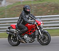 Como los modelos Ducati tienen motores grandes, disponen de enfriamiento por agua y aceite, como este Monster S4R S. Al igual que la VTR250, los radiadores están al frente, pero también se dispone de enfriamiento por el flujo de aire como en la Monster 620.