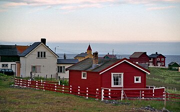 Skallelv sett från E75. Huset längst till höger är ett för trakten typiskt varangerhus.