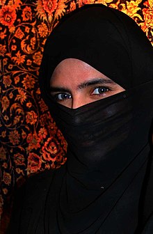 Une femme voilée d'un niqab aux Émirats arabes unis.