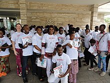 photo de groupe festive sur laquelle les employés d'un grand hôtel de Conakry arborent leur diplôme à l'issue d'un stage de prévention contre le virus Ebola, ils portent tous un T-shirt floqué stop Ebola