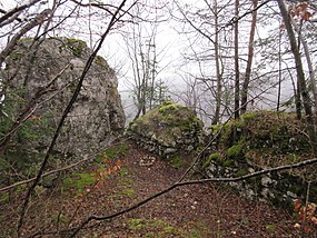 Hilsenstein, Mauerreste und Felszahn