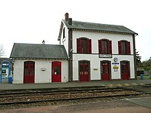 L'intérieur de la gare, avec les voies, les quais et le bâtiment voyageurs.