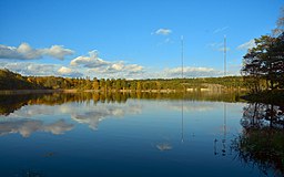 Källtorpssjön, vy från nära västra spetsen. I bakgrunden syns Nackamasterna.