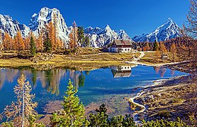 Rifugio Croda da Lago am Lago Federà, im Hintergrund Sorapiss (links) und Antelao (rechts)