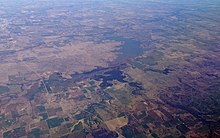 Une photo aérienne d'un lac